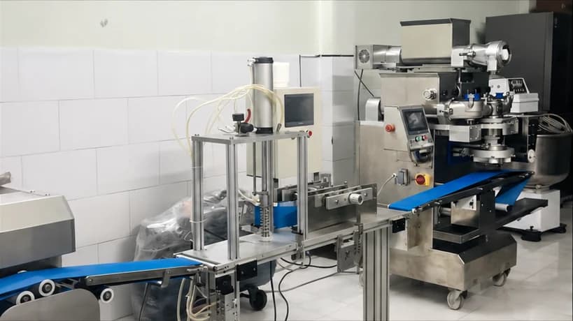 Toàn cảnh dây chuyền sản xuất bánh trung thu trong khu vực sản xuất sạch của xưởng Kim Tân - KiTa